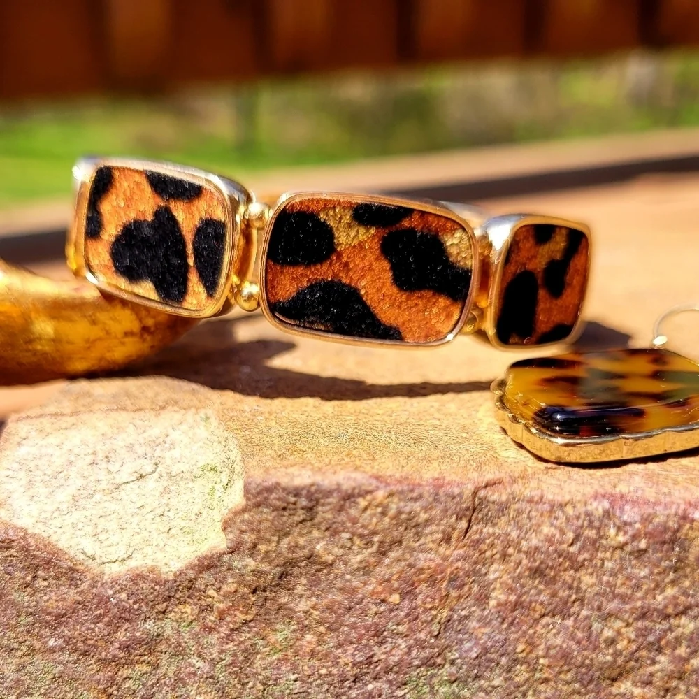 NWT Leopard Print Design Shimmer Gold Statement Bracelet